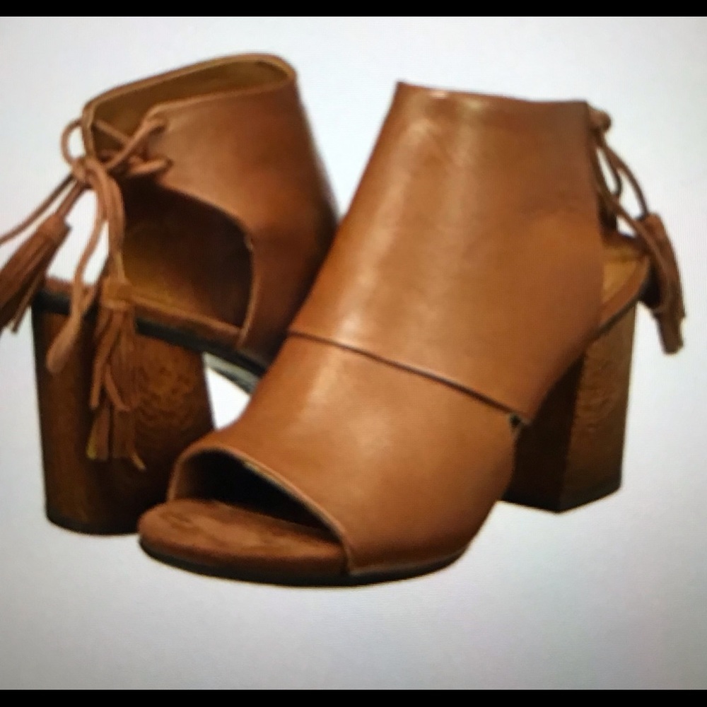 Shoes by Kenneth Cole Reacción.